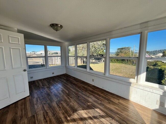 Spacious Coos Bay Home!! Lease Today! - Spacious Coos Bay Home!! Lease Today!