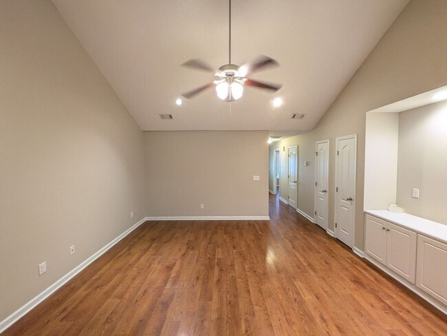 Photo - 264 Lynbrook Way