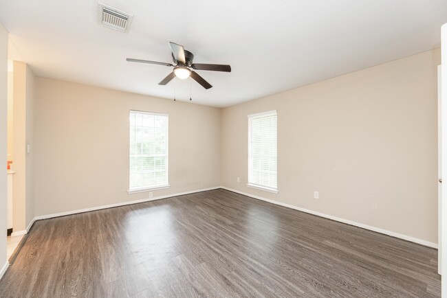 Building Photo - 1932 Avenue B Unit True