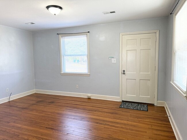 Photo - Charming 2 Bedroom Home With Spacious Yard!