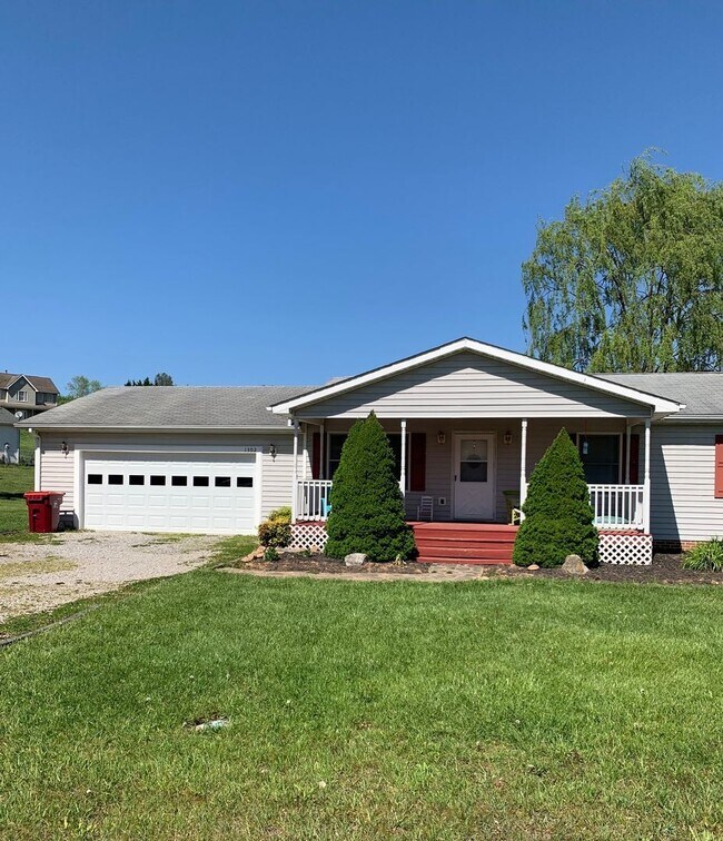 Building Photo - 3 Bedroom 2 Bath House with 2 Car Garage