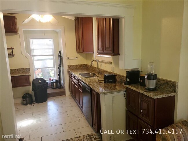 Photo - 1115 White St