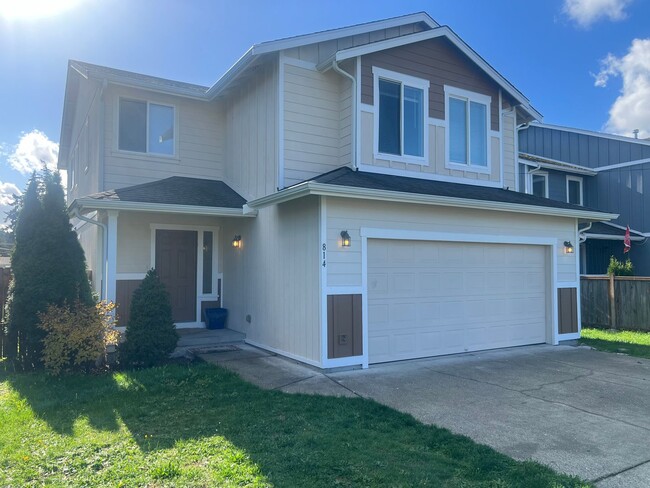 Building Photo - Application Pending - Nicely Renewed 4 bed 2.5 bath 2,050 sqft Home for Rent