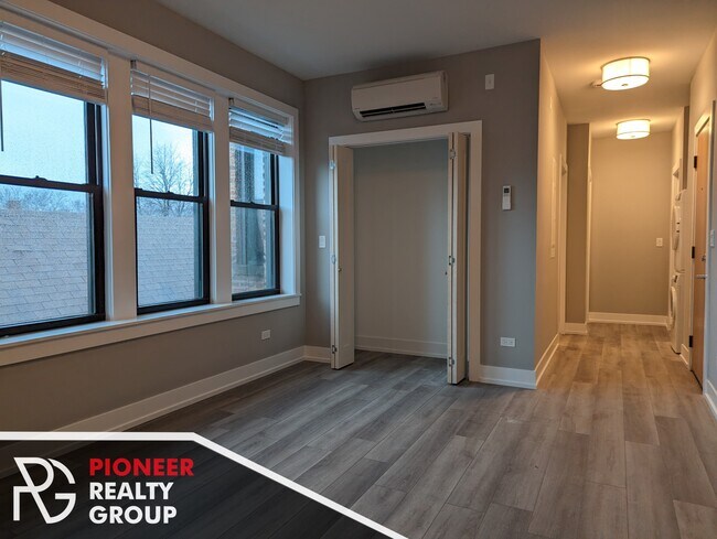 3943 N Janssen Ave Unit 2