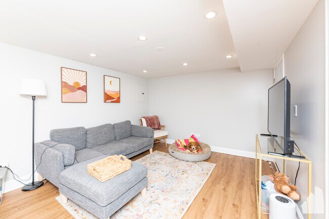 Photo - 1545 W Addison St Unit GDN
