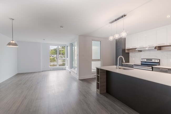 Building Photo - 9675 Av. Papineau Unit 118