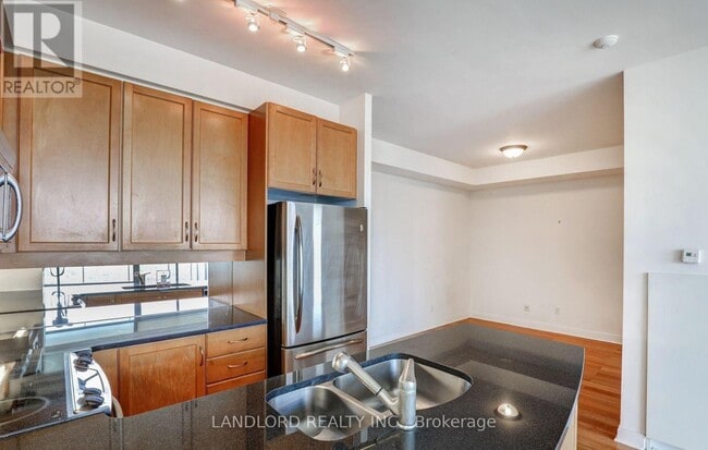 Photo - 18 Yorkville Ave Unit 701
