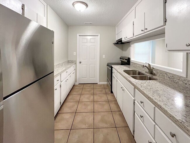 Photo - 106 Greenwood Cir