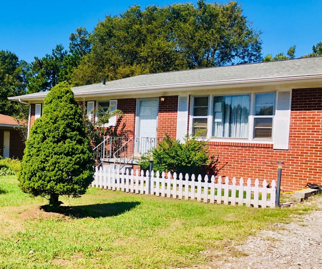 COZY 3/1 BRICK with SUNROOM Available NOW! - COZY 3/1 BRICK with SUNROOM Available NOW! House