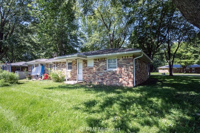 Building Photo - Charming 2-Bedroom Retreat at 570 W U.S. 52, Fountaintown – Cozy Comfort Awaits in 844 Sq Ft! Unit 2A