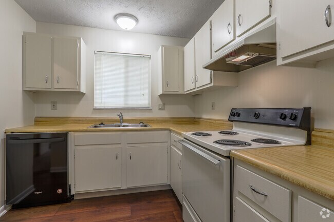 2 Bed/ 1.5 Bath Townhome - 950 Sq Ft
