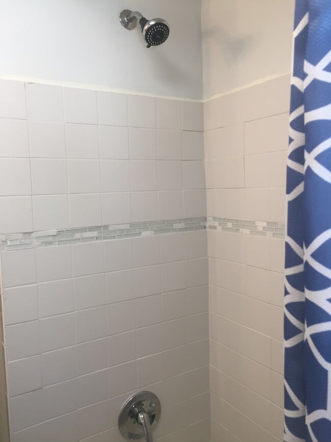 517 vine st bathroom - 519 Vine St Unidad 517VineStreet
