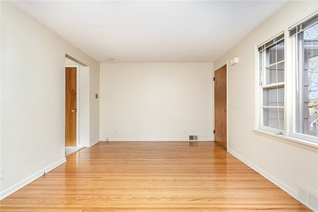 Building Photo - 16 Summit St