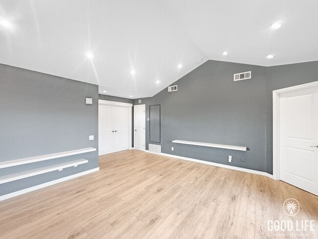 Photo - Spacious 2 BD- 2 BA Condo w/ Large Private Balcony, AC, and In-Unit W/D! Unidad 203