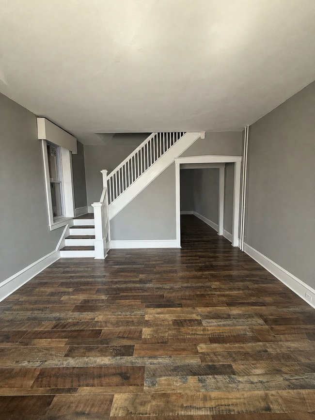 Photo - 439 W High St