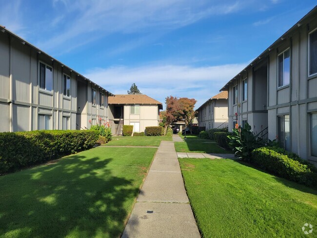 Building Photo - Spacious ground floor condo on Walnut Cree... Unit 39