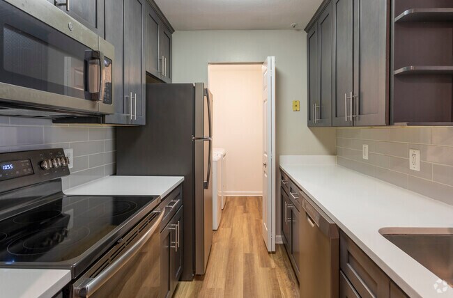 3BR, 2BA - 1160 SF