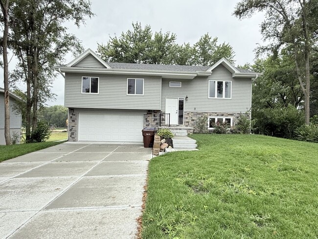 Modern 3 Bedroom with Finished Walkout!! - Modern 3 Bedroom with Finished Walkout!! House