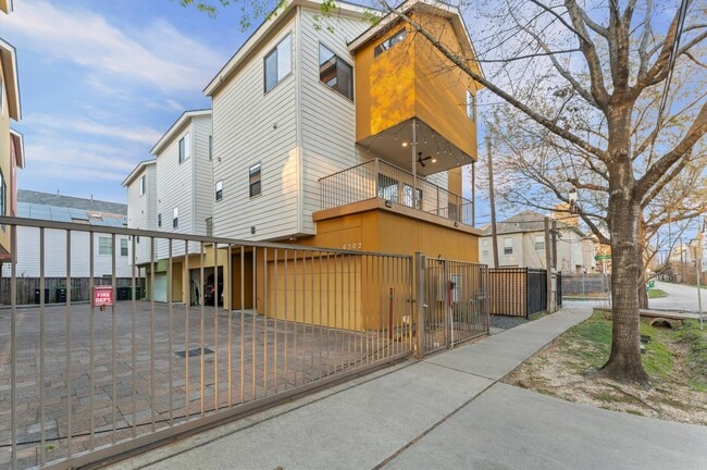 Photo - 4302 Spencer St