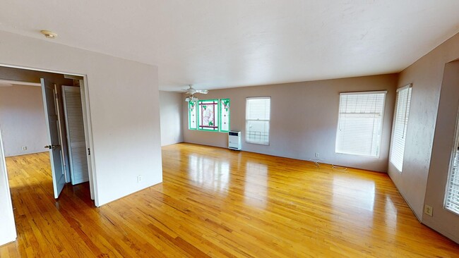 Photo - 2433 Front St Apartments Unit 2 Bed 1 Bath 1400 sqft