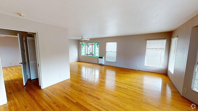 Building Photo - 2433 Front St Unit 2 Bed 1 Bath 1400 sqft Rental