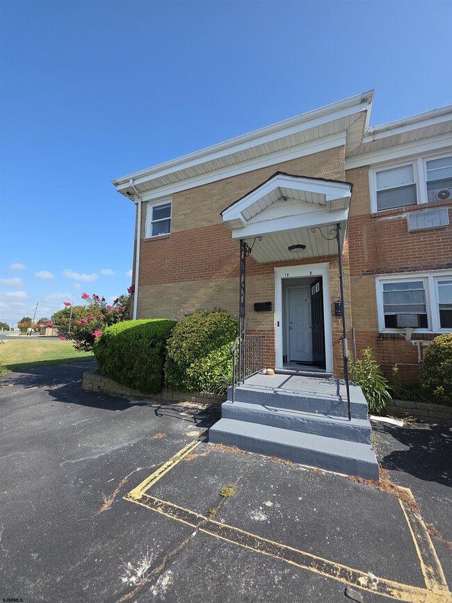 Building Photo - 1905 N Riverside Ave Unit B Rental