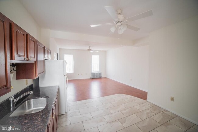 Photo - 2422 Poplar St