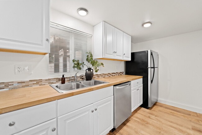 Galley kitchen - 4510 48th St Unidad 1BR