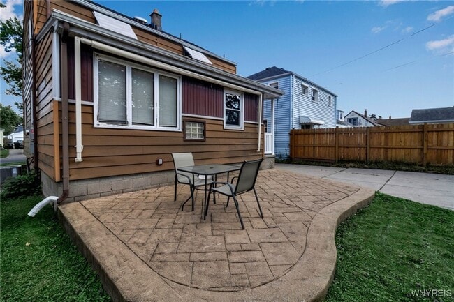 Photo - 178 Wellington Ave