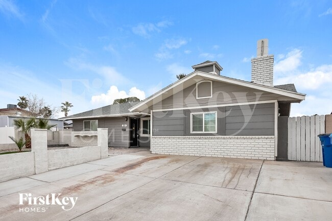 Photo - 321 Redstone St