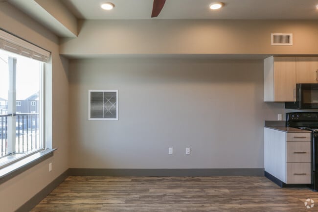 1BR, 1BA - 800 SF