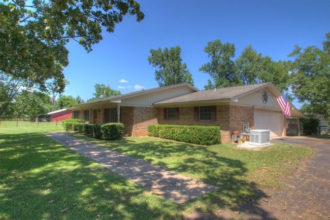 Photo - 303 Clements Rd