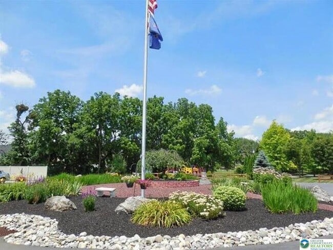 Photo - 102 Quaker Dr