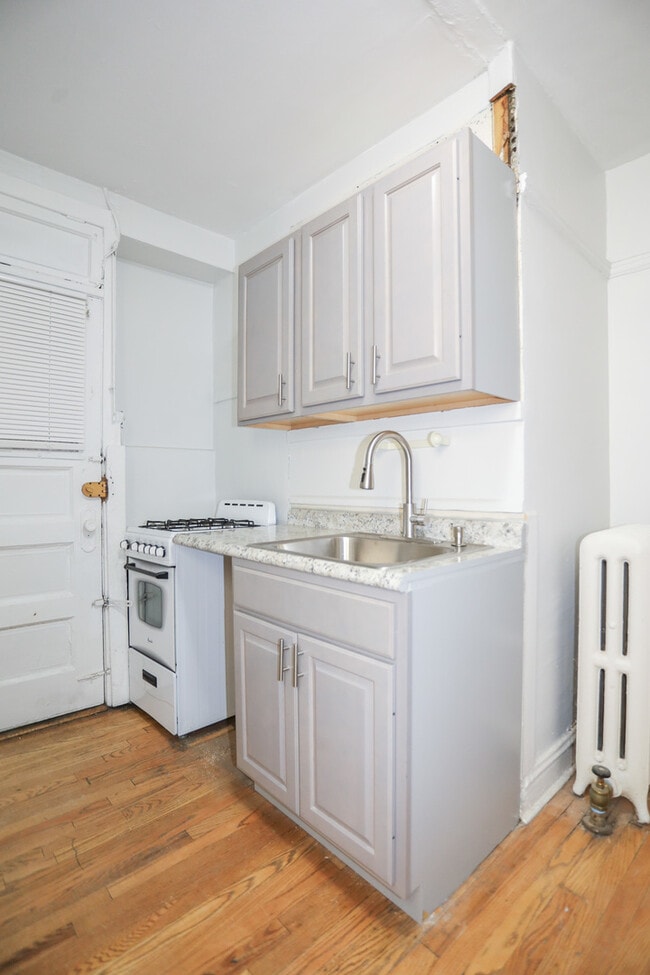 Photo - 652 W Oakdale Ave