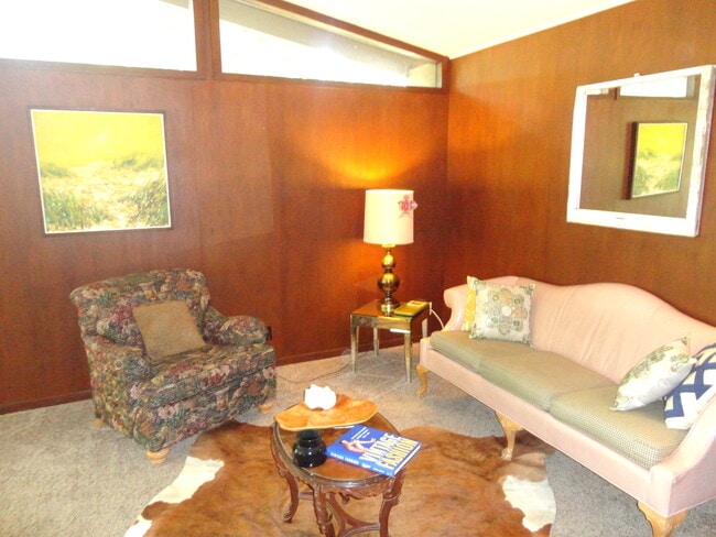 Building Photo - 1700 Emilie Ln Unit A