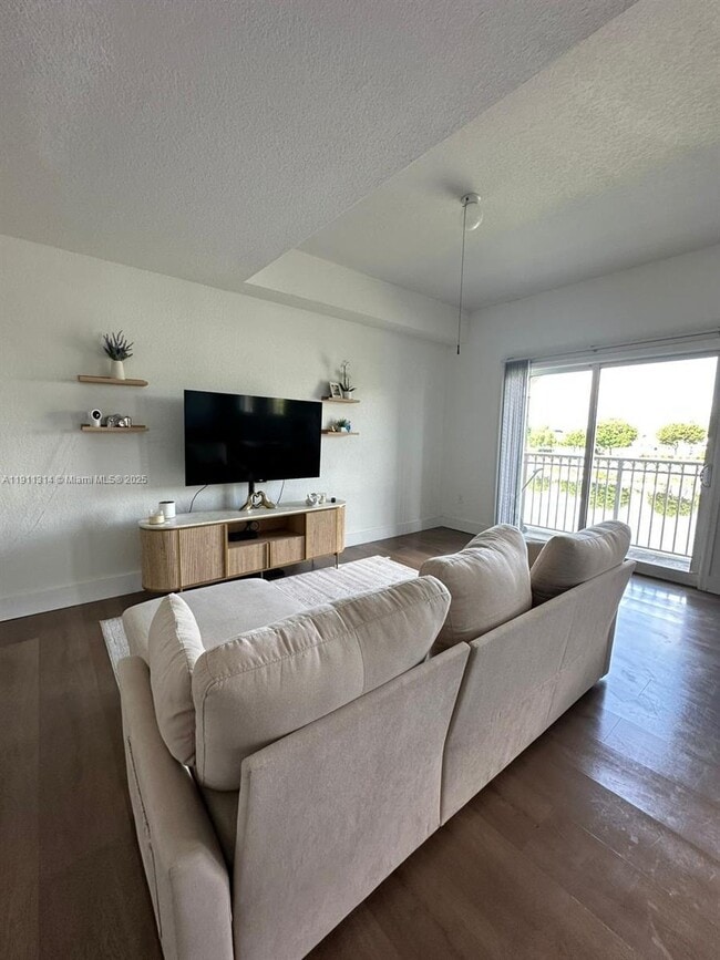 Building Photo - 10901 NW 83rd St Unit 204