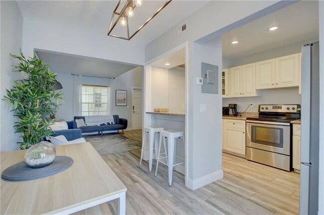 Building Photo - 2708 NE 14th Street Causeway Unit 5