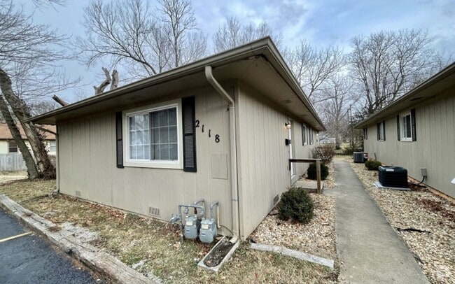 Building Photo - Large 2 bedroom 1 bathroom duplex Rental