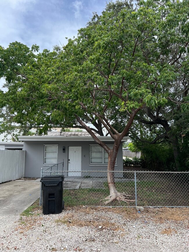 Building Photo - 325 SW 14th Ct
