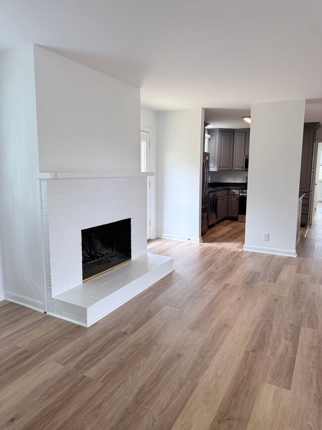 Photo - 4 bedroom/ 2 full bath in Brentwood/ a rare find