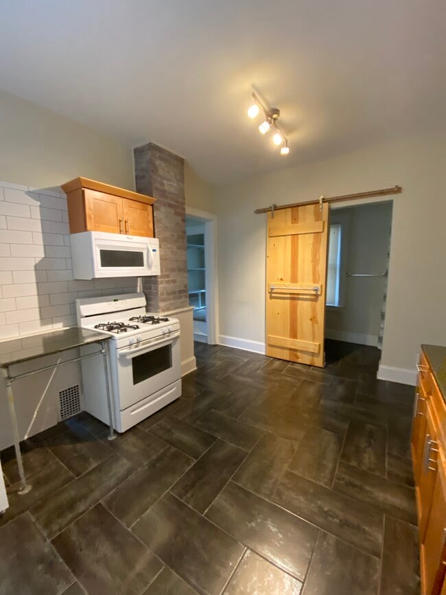 Building Photo - 53 Elmwood Ave Unit 2
