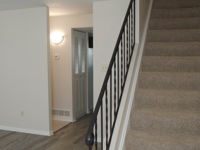 Photo - 1623 Williamsburg Ln E