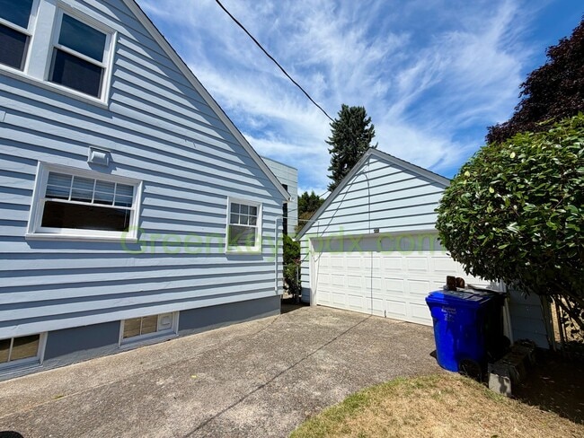 Photo - Lovely 3-Bedroom, 2-Bathroom House with Detached Garage in North Portland