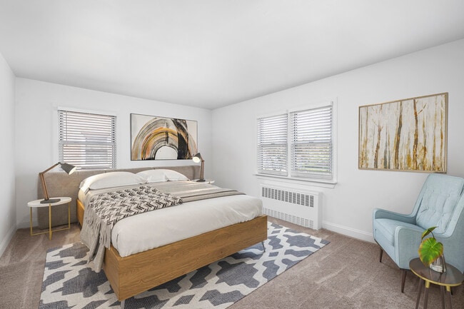 Photo - Crestwood Lake Apartments