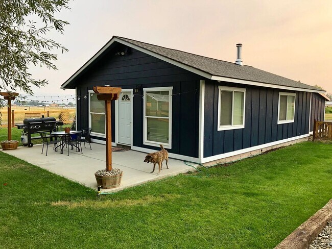 Photo - Country Cottage for Lease on 1.42 Acres