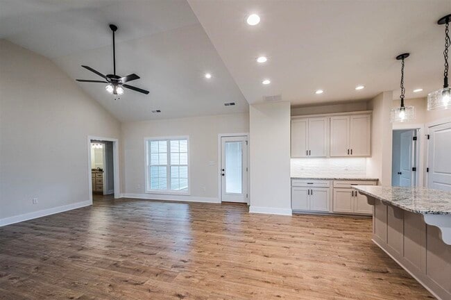 Photo - 2437 Topeka Rd