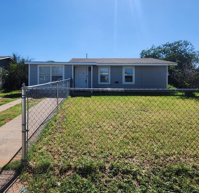 3 bed 1 bath home with large backyard! - 3 bed 1 bath home with large backyard!