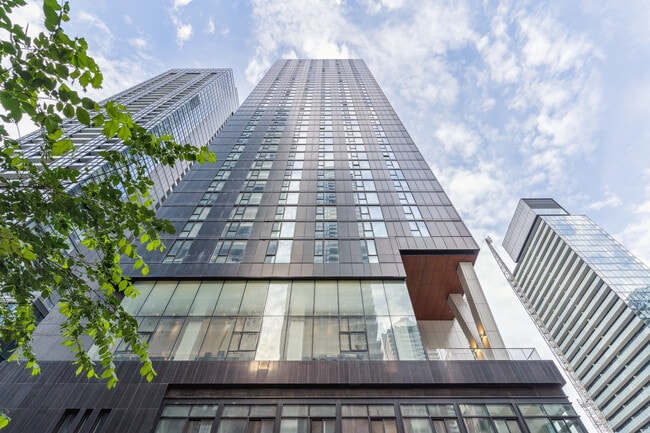 Photo - 357 King St W