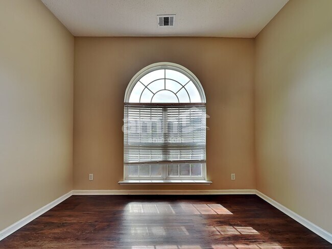 Photo - 420 Roberts Way