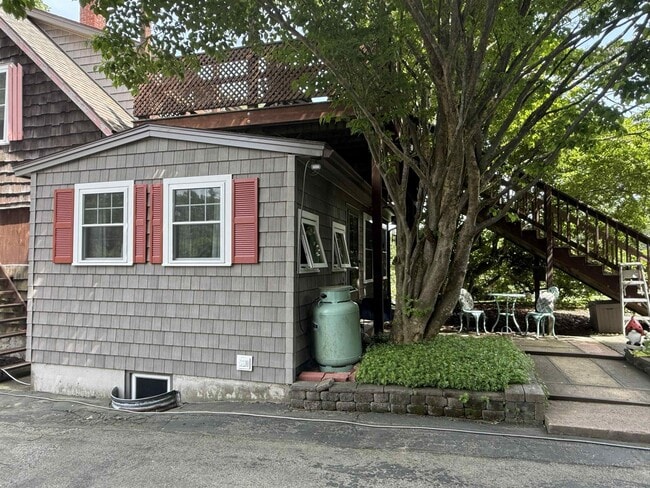 Photo - 195 Rockingham Rd Unit 1 - rear